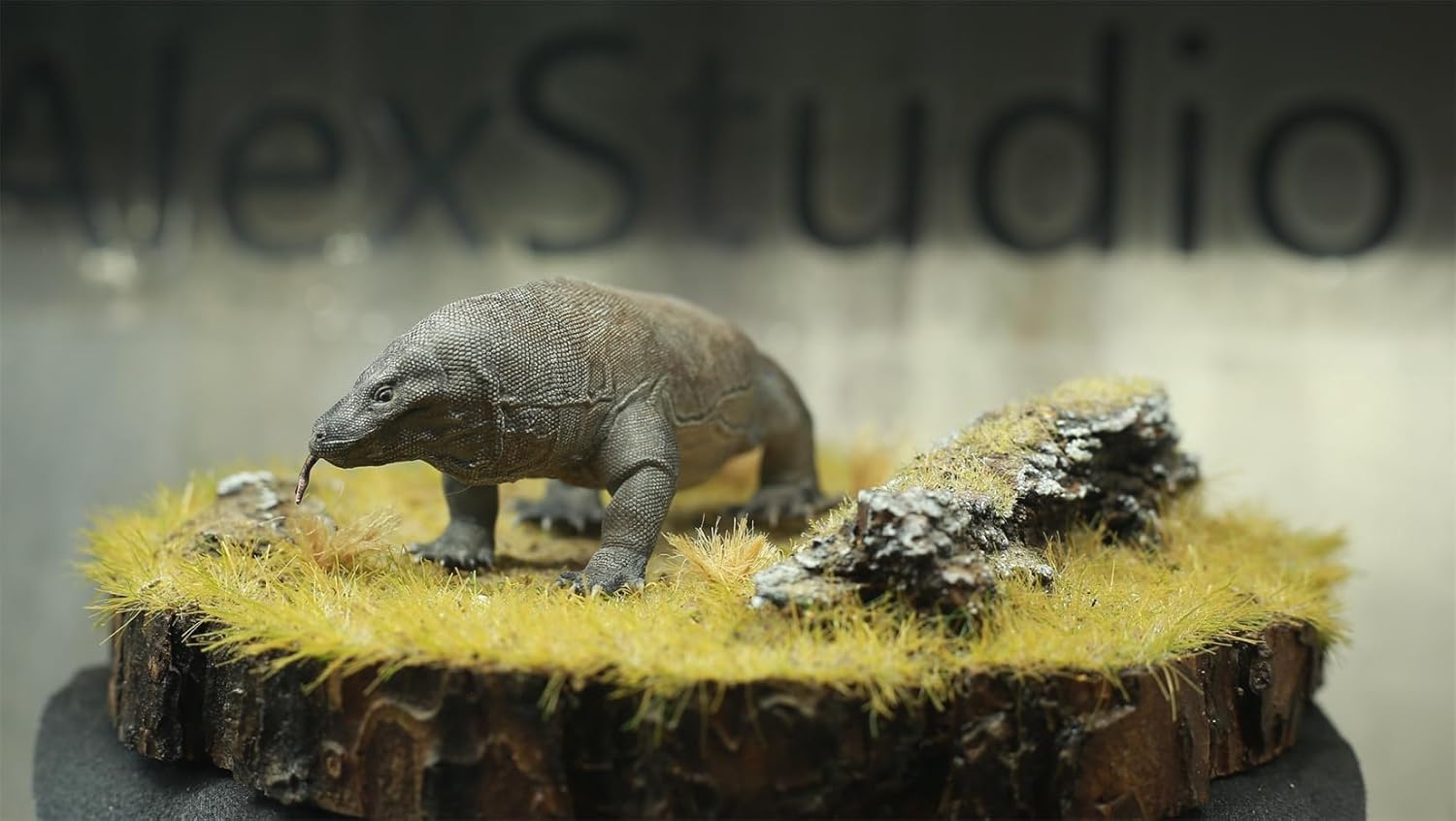 Alex STUDIO コモドオオトカゲ フィギュア コモドドラゴン 動物 爬虫綱 有鱗目 オオトカゲ科 リアル 樹脂 プラモデル 大人のおもちゃ 模型 プレゼント 置物 台座付き (1/20-18) [並行輸入品]