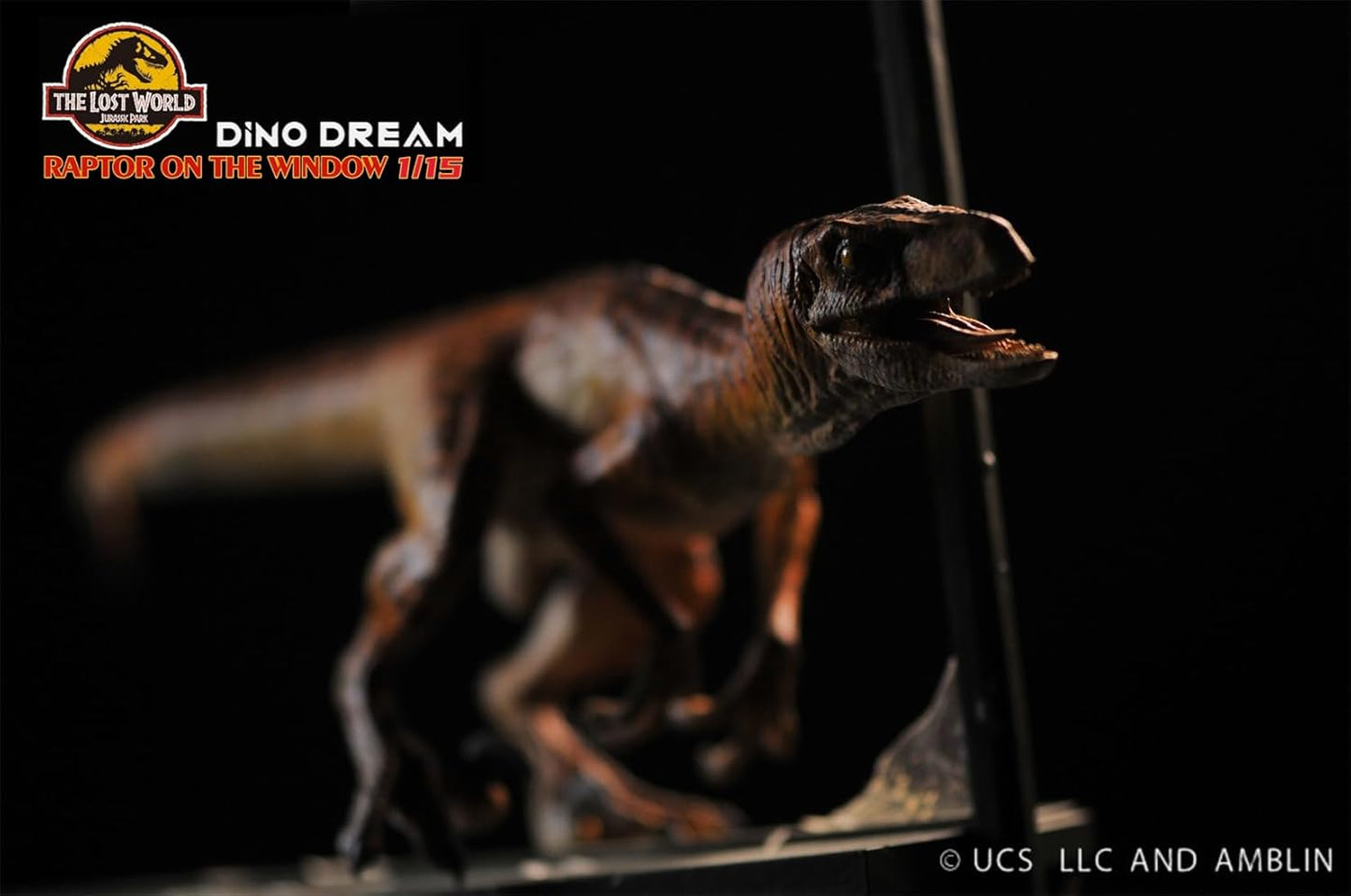 DINO DREAM 1/5 サイズ 窓辺のヴェロキラプトル フィギュア 小型 肉食 恐竜 20cm級 リアル 樹脂 プラモデル 模型 塗装済 置物 台座付き 情景セット スタチュー [並行輸入品]