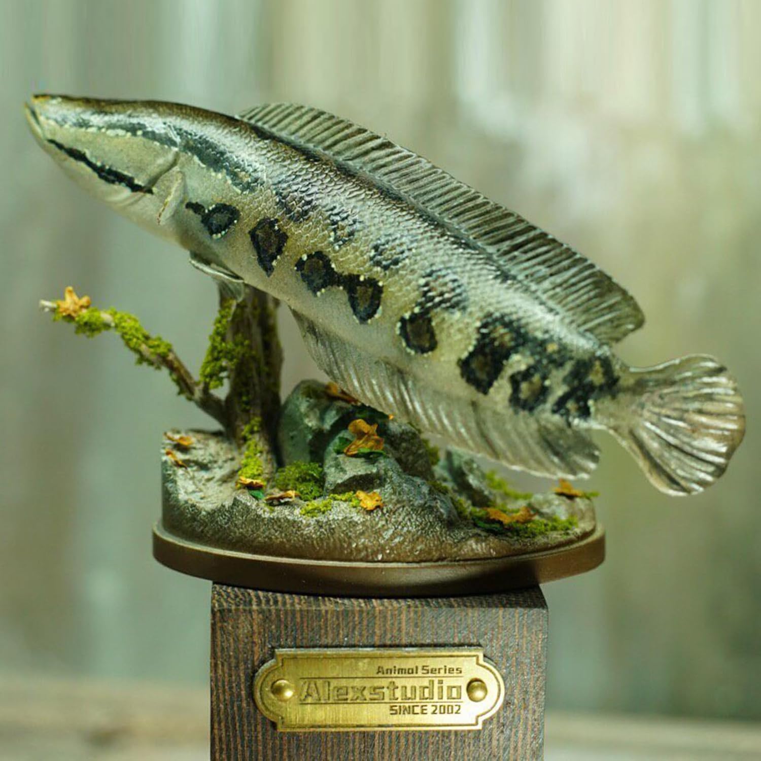 Alex STUDIO カムルチー フィギュア 魚 タイワンドジョウ科 動物 海洋生物 リアル 樹脂 プラモデル 大人のおもちゃ 模型 プレゼント 置物 台座付き (1/6) [並行輸入品]
