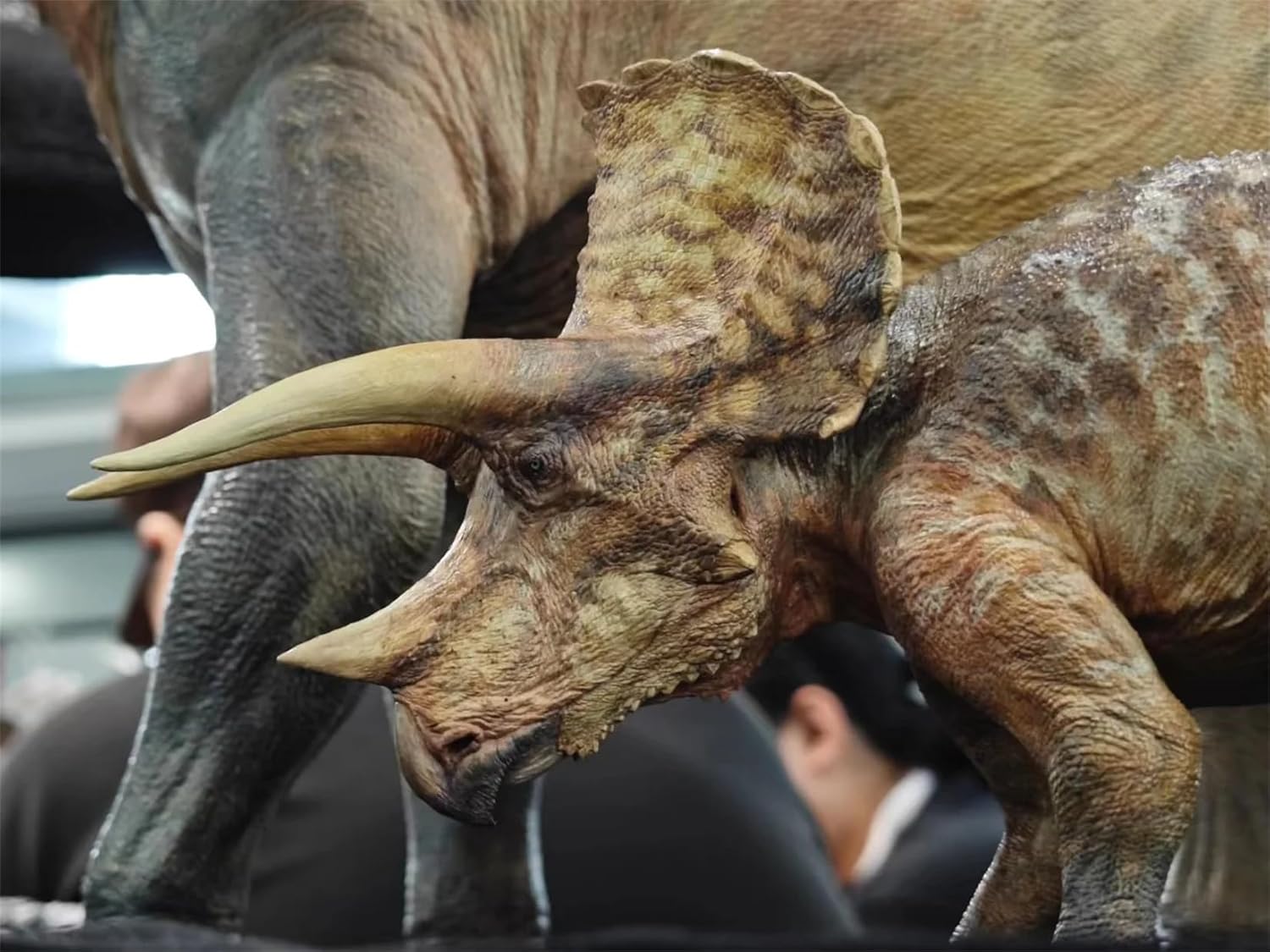 Carson Long STUDIO トリケラトプス ケラトプス科 白亜紀 植物食 恐竜 リアル フィギュア 樹脂 プラモデル 模型 スタチュー 台座付き (塗装済み, 1/18) [並行輸入品]