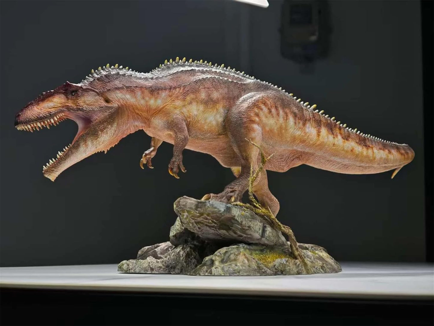 ギガノトサウルス カルカロドントサウルス科 白亜紀 肉食 獣脚類 恐竜 リアル フィギュア 樹脂 プラモデル 模型 スタチュー 台座付き (塗装済み, 1/18) [並行輸入品]