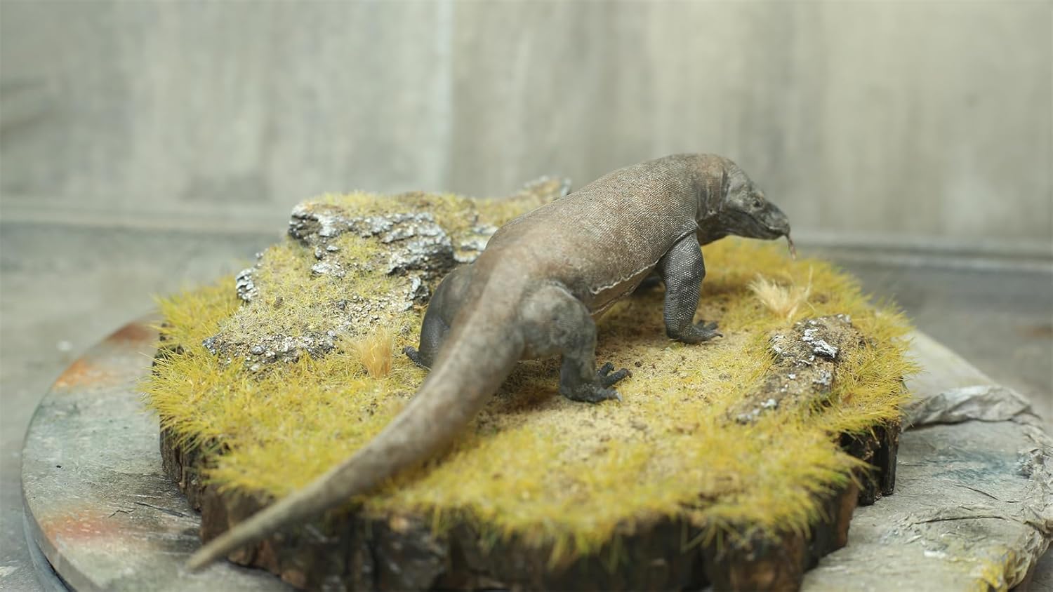 Alex STUDIO コモドオオトカゲ フィギュア コモドドラゴン 動物 爬虫綱 有鱗目 オオトカゲ科 リアル 樹脂 プラモデル 大人のおもちゃ 模型 プレゼント 置物 台座付き (1/20-18) [並行輸入品]