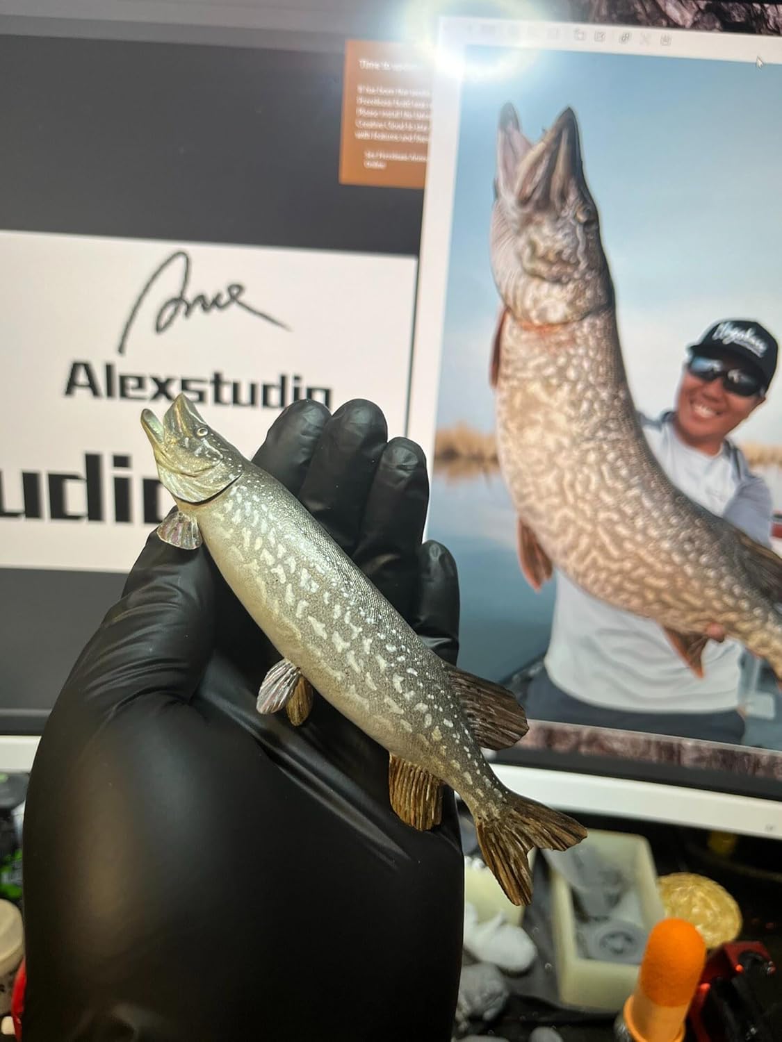 Alex STUDIO ノーザンパイク フィギュア 魚 カワカマス属 動物 淡水魚 リアル 樹脂 プラモデル 大人のおもちゃ 模型 プレゼント 置物 台座付き (1/6) [並行輸入品]
