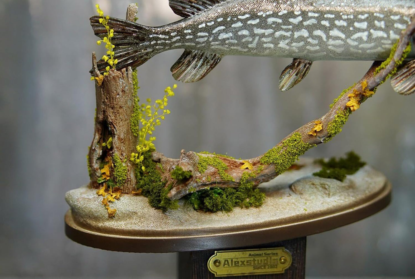 Alex STUDIO ノーザンパイク フィギュア 魚 カワカマス属 動物 淡水魚 リアル 樹脂 プラモデル 大人のおもちゃ 模型 プレゼント 置物 台座付き (1/6) [並行輸入品]