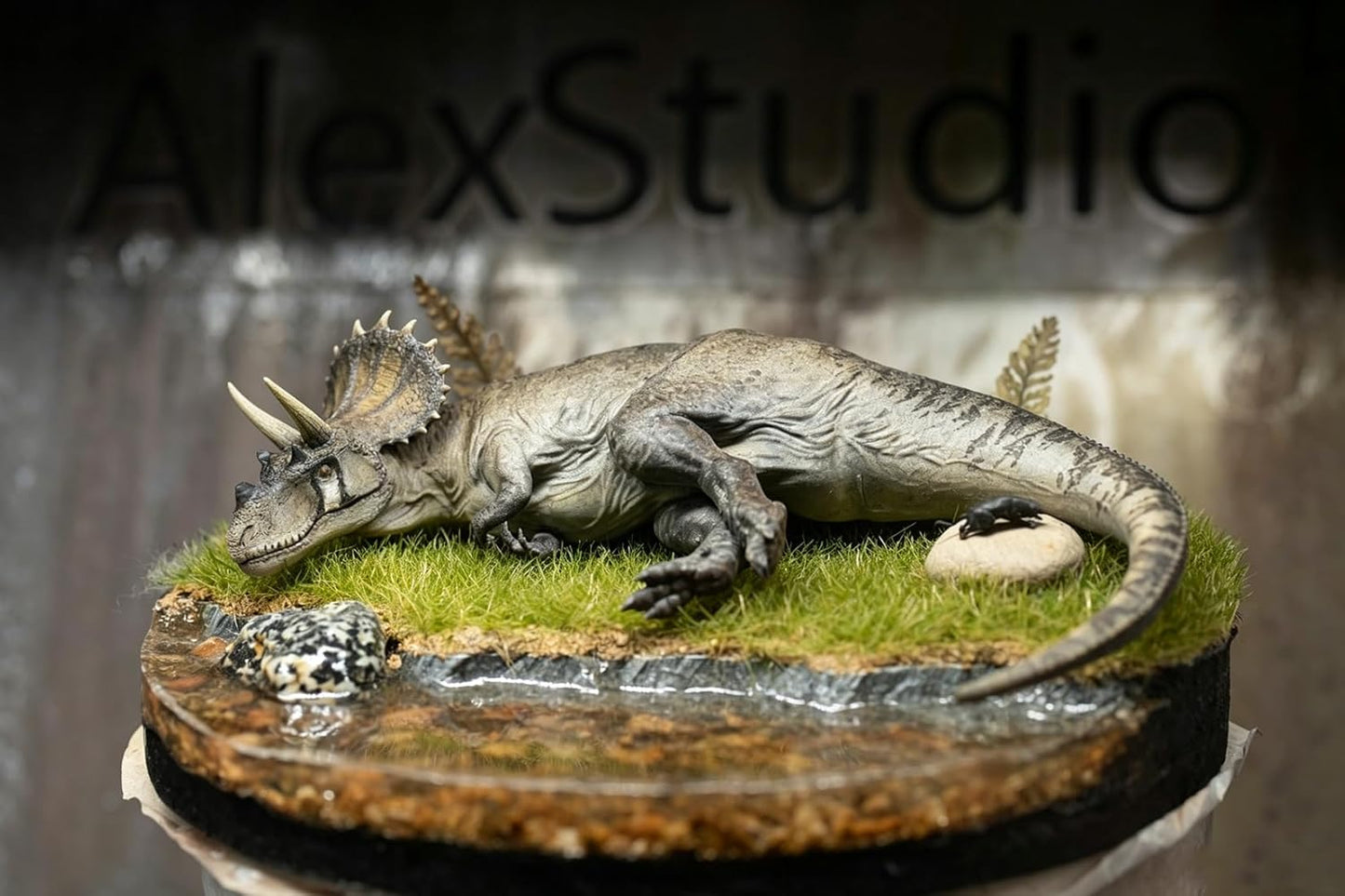 Alex STUDIO ケラトサウルス フィギュア 中生代ジュラ紀 獣脚類 恐竜 ケラトサウルス科 リアル 樹脂 プラモデル 大人のおもちゃ 模型 プレゼント 置物 台座付き (1/20～1/18) [並行輸入品]