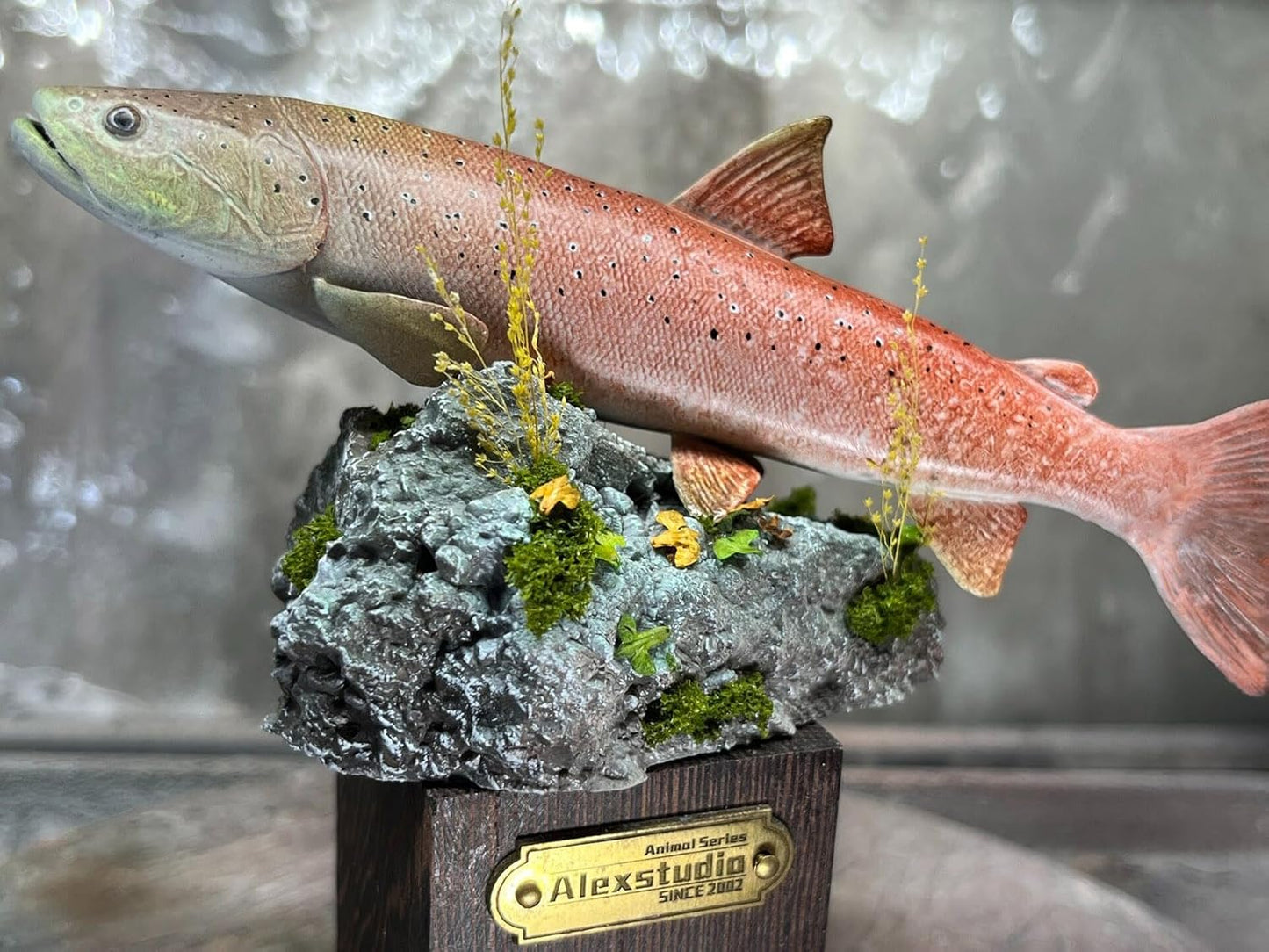 Alex STUDIO アムールイトウ フィギュア 魚 サケ科 動物 淡水魚 リアル 樹脂 プラモデル 大人のおもちゃ 模型 プレゼント 置物 台座付き (1/6) [並行輸入品]